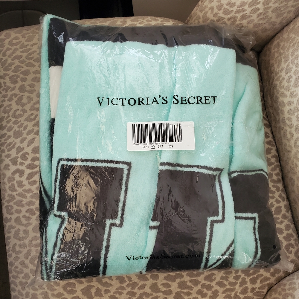 PINK by Victorias Secret large fleece blanket throw black white blue - Picture 2 of 2